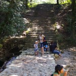 参道を横切る小川