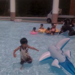 楽しそうに水遊び