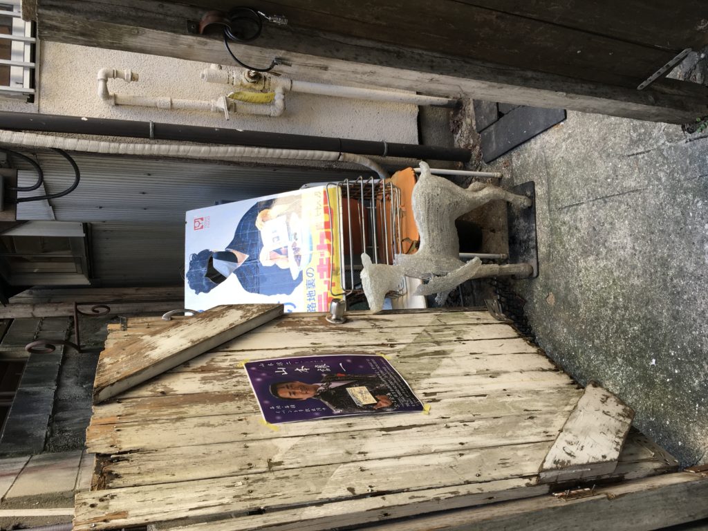 路地を抜けた先の看板