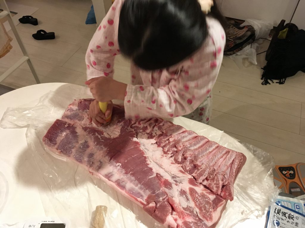 ミートテンダライザーで穴あけ