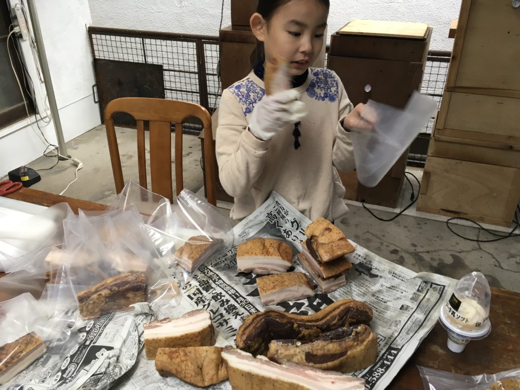 減塩ベーコンを真空パック