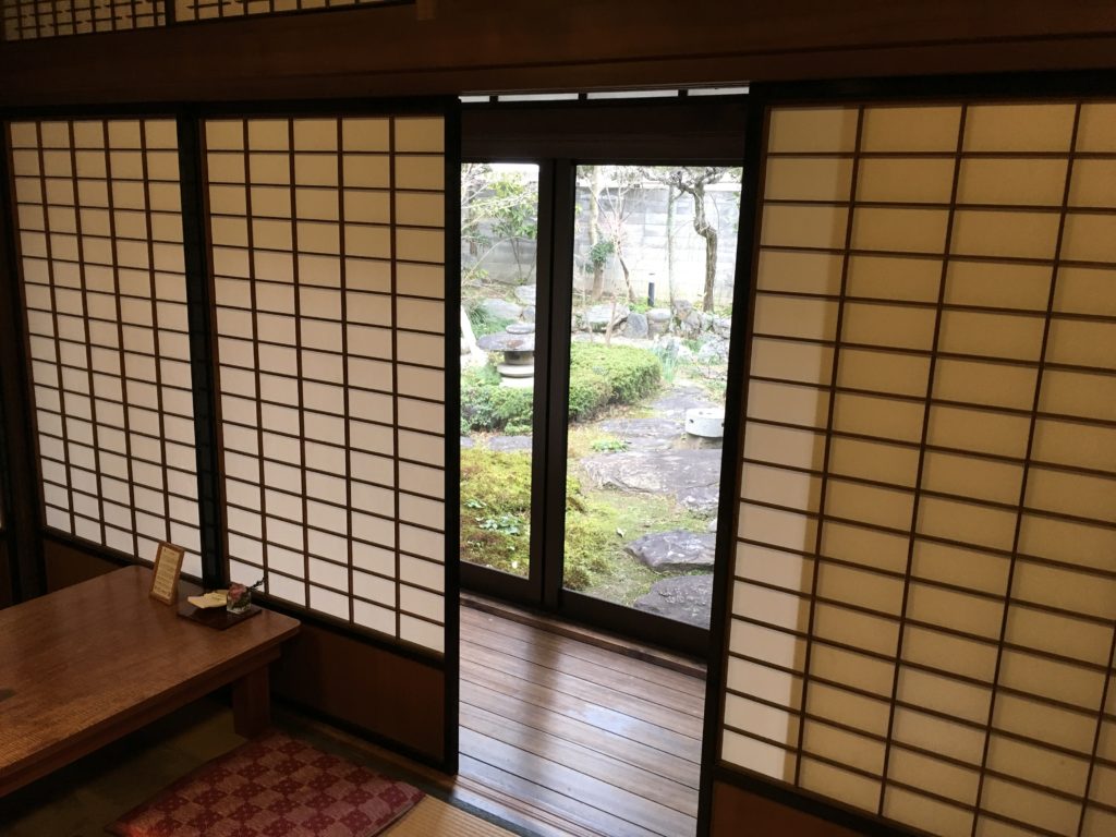 座敷から見える縁側と庭